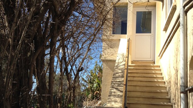 A staircase leading up to a building with a door and windows. - IN VILLA, APARTMENT ALL COMFORT WITH PARKING  (Arles)