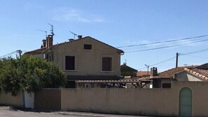 A two-story building with a flat roof and a small balcony. - IN VILLA, APARTMENT ALL COMFORT WITH PARKING  (Arles)