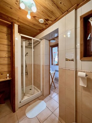 Haartrockner, Hausschuhe, Handtücher, Toilettenpapier