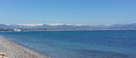 Plage à proximité, chaises longues, serviettes de plage