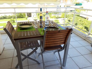 Outdoor dining - Nice quiet apartment with pool near beach and city. (Antibes)