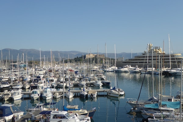 Le port d'Antibes avec le Fort carré