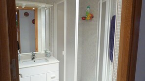 Dusche, Haartrockner, Handtücher, Seife