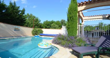 Bright villa, swimming pool, large private garden.
