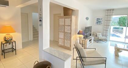 Villa mit beheiztem Pool und großem Garten.