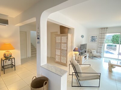 Bright villa, swimming pool, large private garden. 