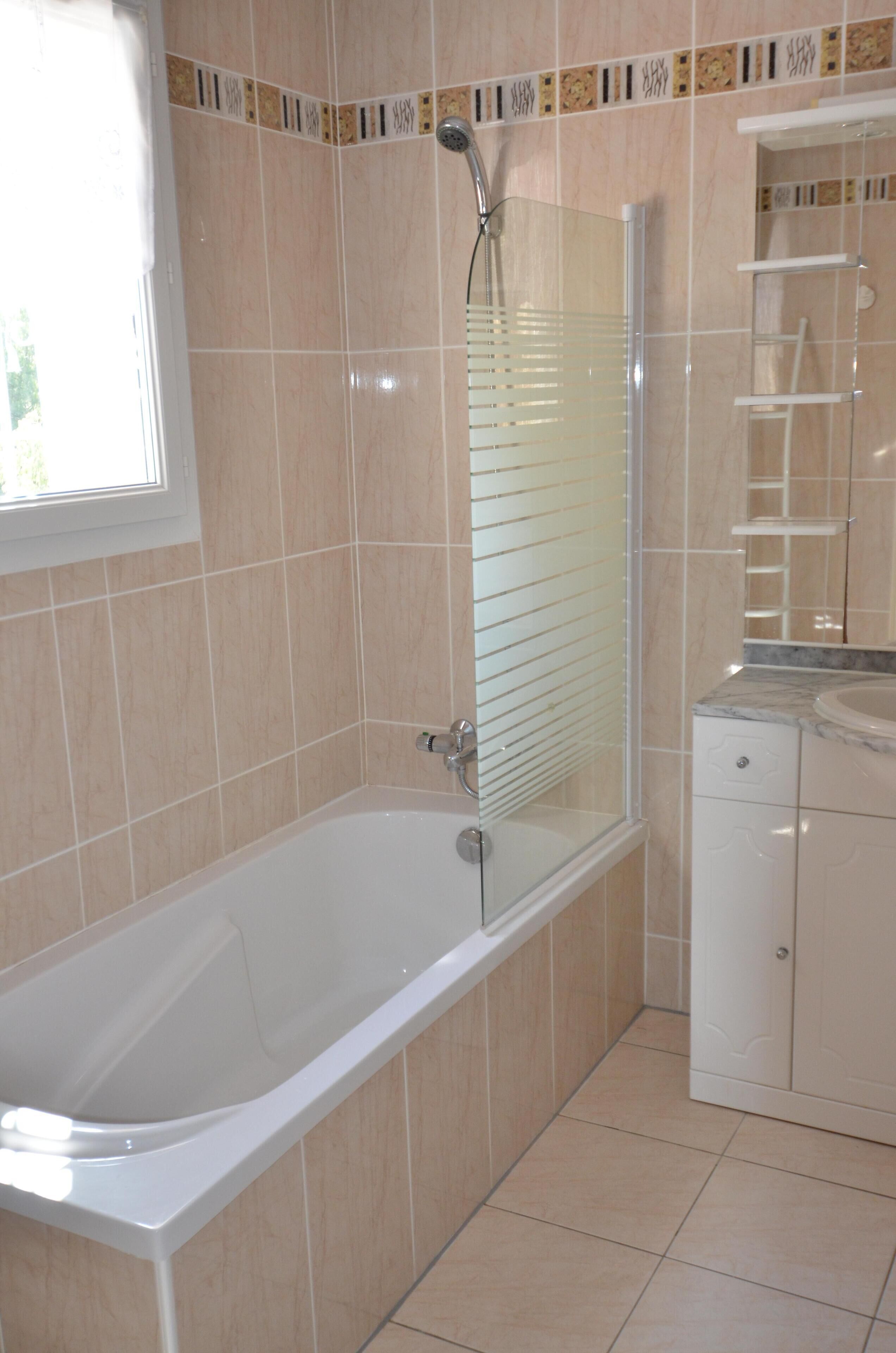 Salle de bain - 1er étage
Attenante à la chambre