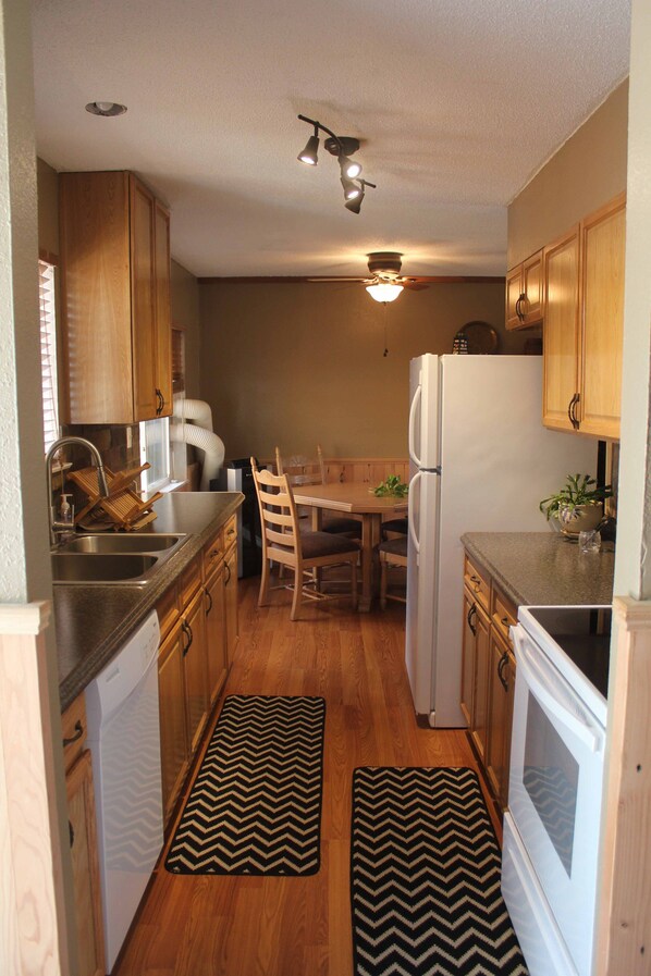 Fridge, microwave, stovetop, dishwasher