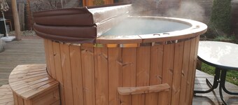 Lomatalo, jossa on sauna, grillausmahdollisuus ja poreallas heeder See -rannalla!