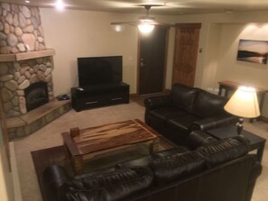 Een televisie en een open haard