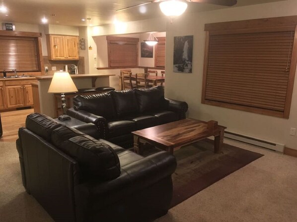 Een televisie en een open haard