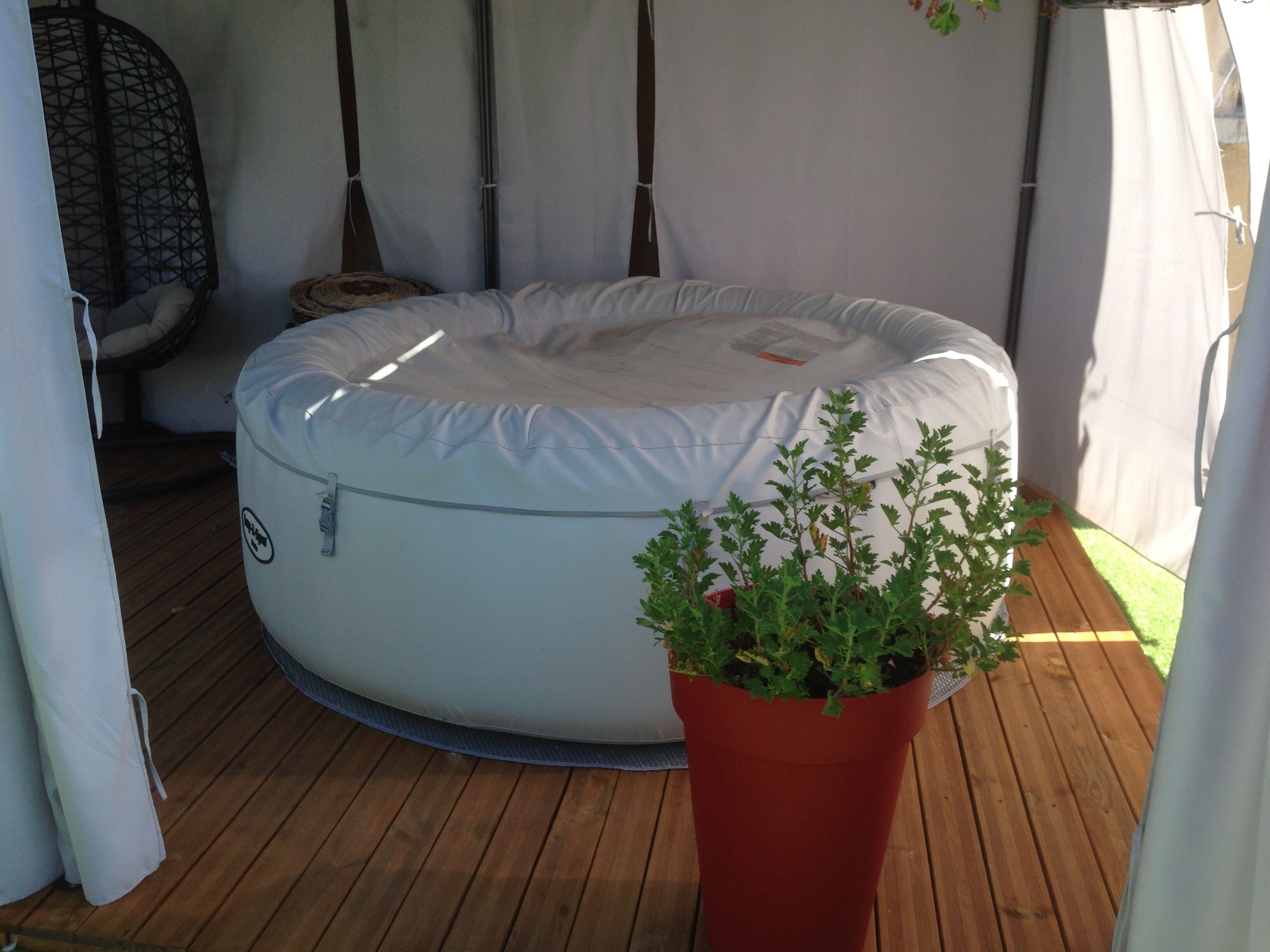 Bañera de hidromasaje al aire libre