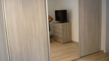 2 bedrooms, iron/ironing board, free WiFi