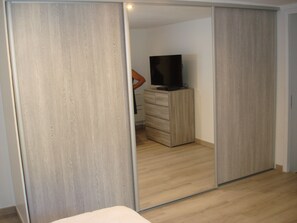 2 slaapkamers, een strijkplank/strijkijzer, gratis wifi