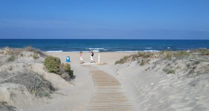 Acogedora casa, justo en la playa y en el campo de golf en una urbanización tranquila.