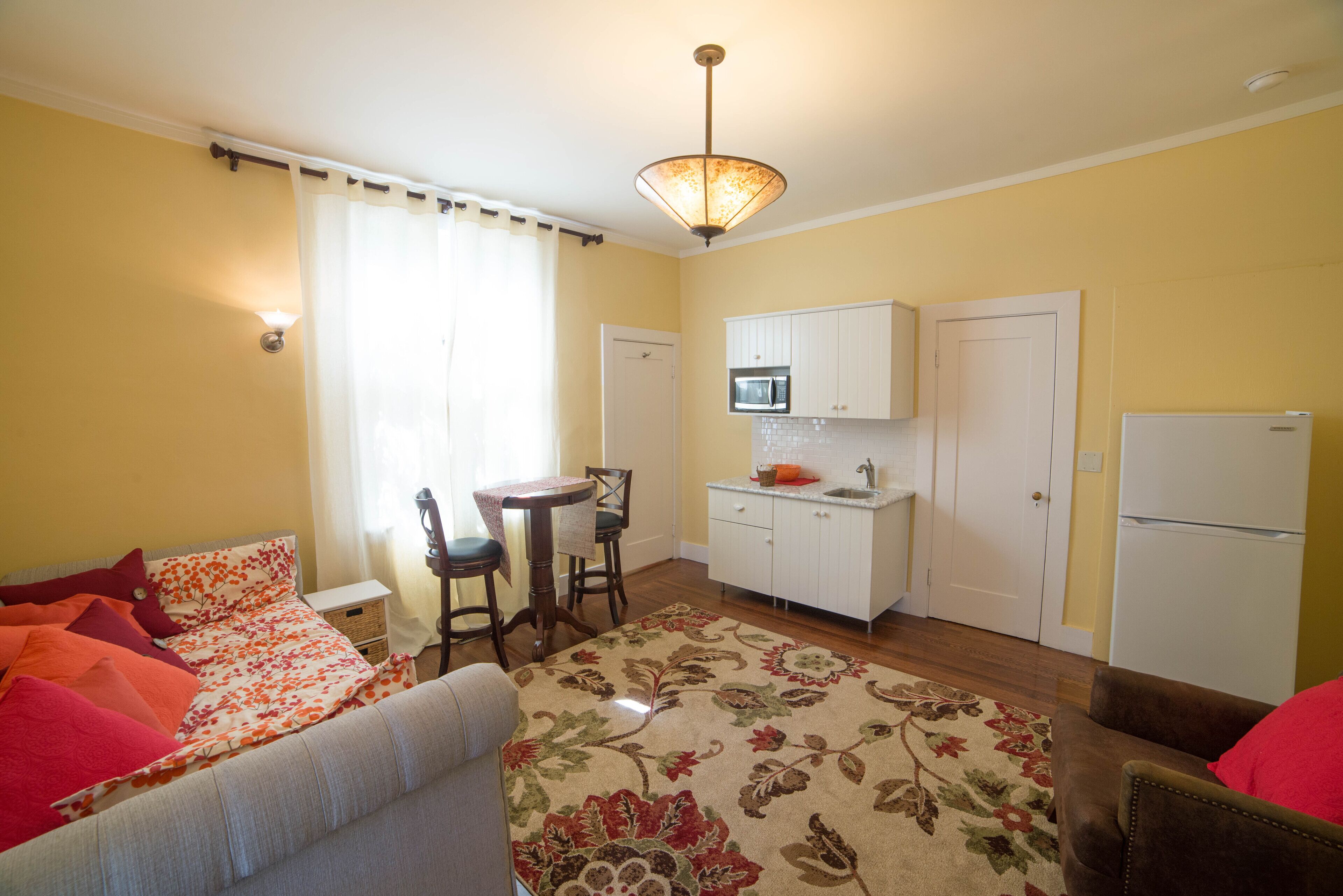 Luxury Studio in Exclusive Claremont Neighborhood
