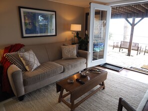 TV, fireplace, books - Waterfront Beach Apartment 15 Min From Seattle (Burien)