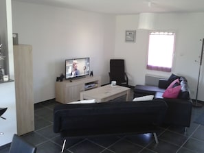 Una televisión, un reproductor de DVD, libros