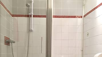 Douche, sèche-cheveux, serviettes fournies, savon