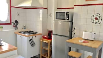 Een koelkast, een magnetron, een oven, een kookplaat