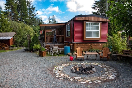 Outdoor dining. Hollies Hideaway