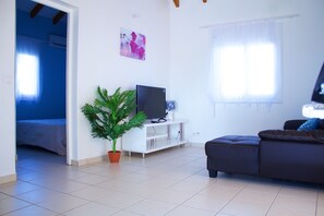 4 bedrooms, iron/ironing board, free WiFi, bed sheets