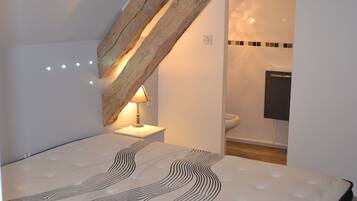 2 Schlafzimmer, Betten mit Memory-Foam-Matratzen, Bügeleisen/Bügelbrett