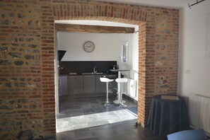 Dining - 15 min from the sea / in Normandy / rooms with bathroom and WC / beds made without extra charge (Doudeville)