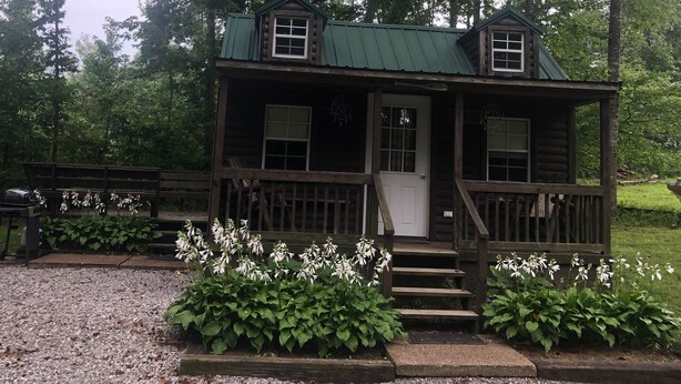 A small cabin with a porch, surrounded by trees and gravel. - Lakeside Cottage, Fishing, Canoe & Kayak, Pet Friendly, Golf and Hiking Nearby (Crofton)