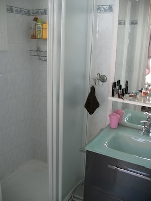 Douche, sĂšche-cheveux