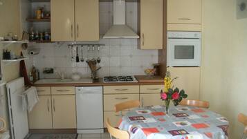 Een koelkast, een microgolfoven, een oven, een kookplaat