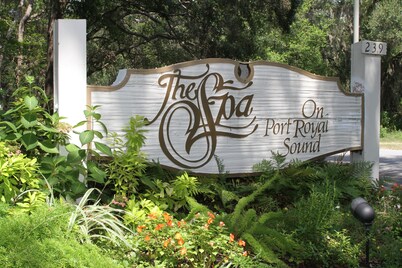 Cozy, Private, Gated, Hilton Head Location with Great Views. Steps to the beach