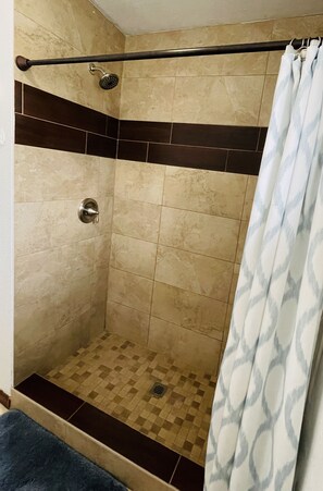 Dusche, kostenlose Toilettenartikel, Haartrockner, Handtücher