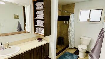 Douche, articles de toilette gratuits, sèche-cheveux