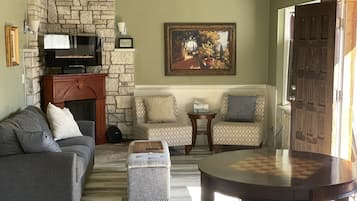 Smart-TV, Kamin, Netflix, Bücher