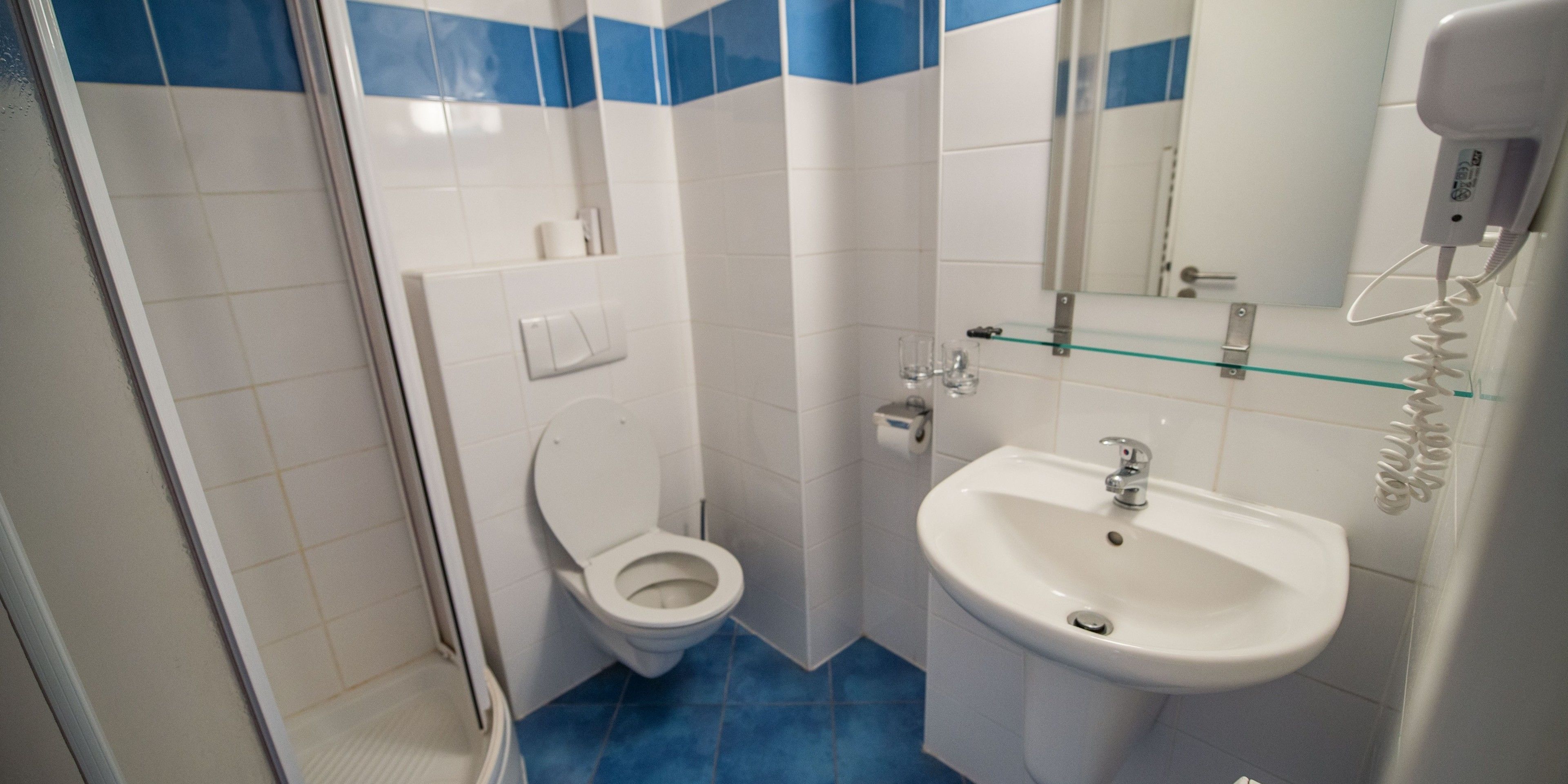 shower, free toiletries, hair dryer, towels