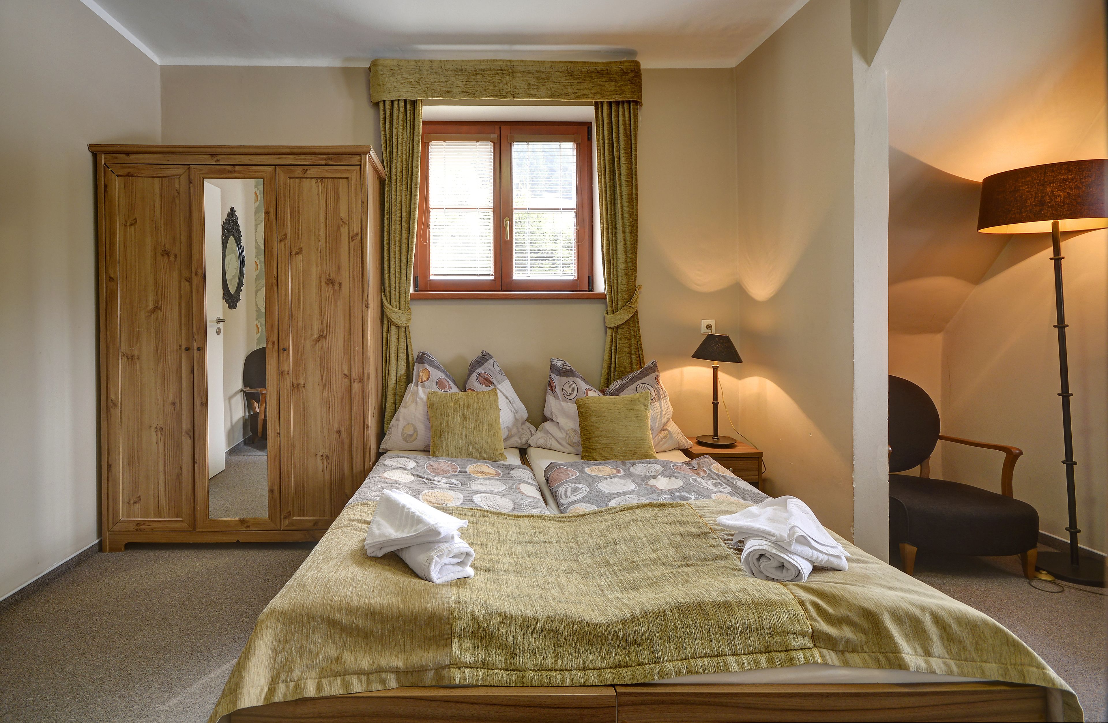 quadruple room | desk, free wifi, bed sheets