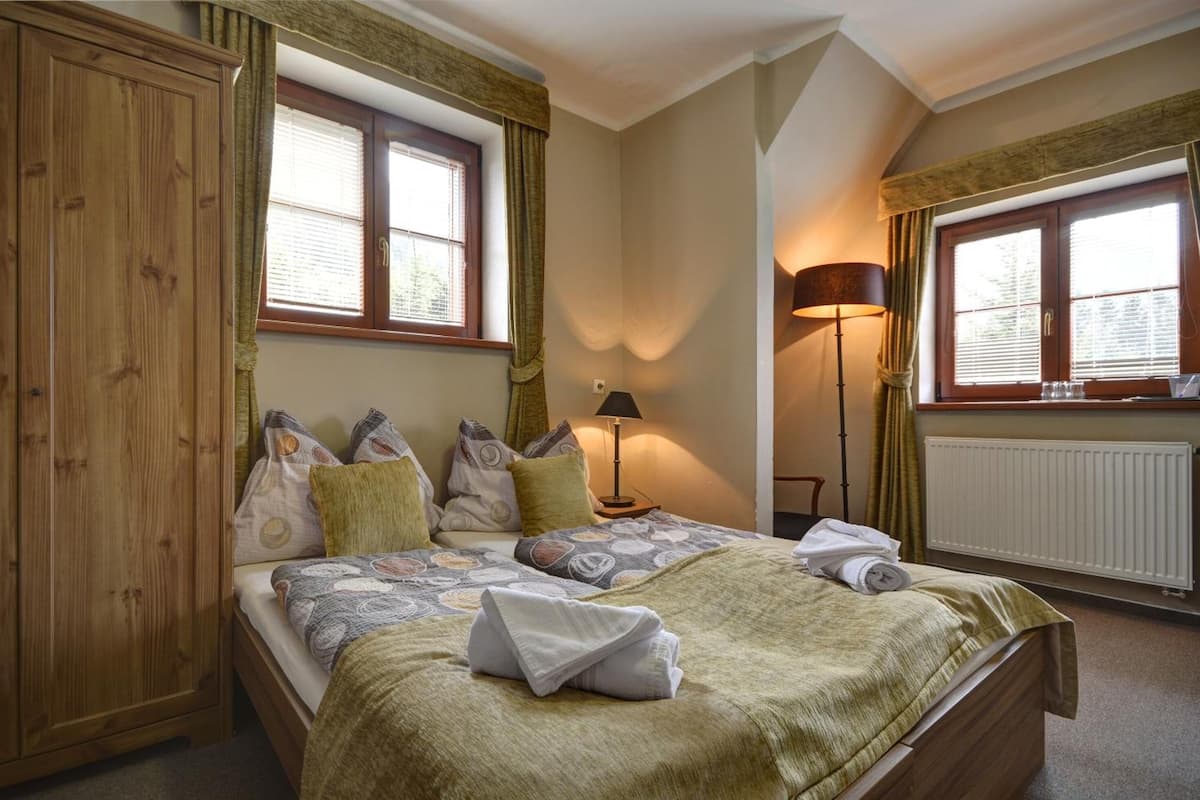 desk, free wifi, bed sheets