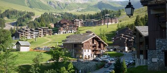 Valmorel apartment (4 people 30 m2) back to the skis .Terrace with porch.