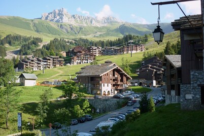 Valmorel apartment (4 people 30 m2) back to the skis .Terrace with porch.