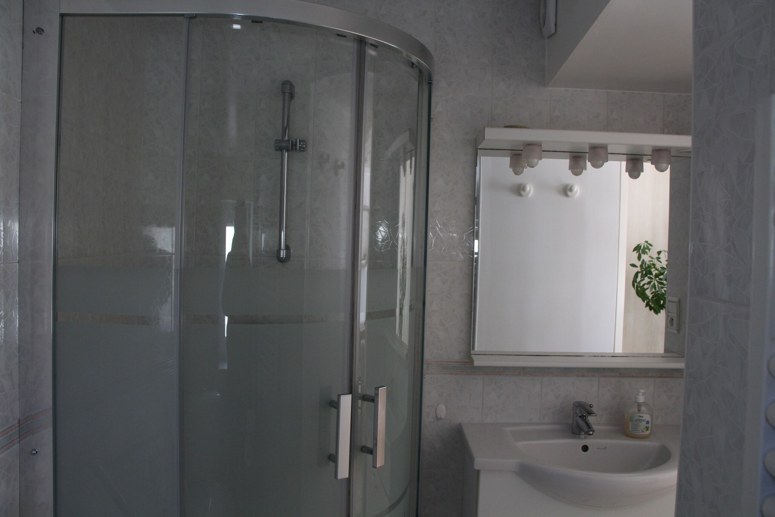 Douche, sèche-cheveux, serviettes fournies