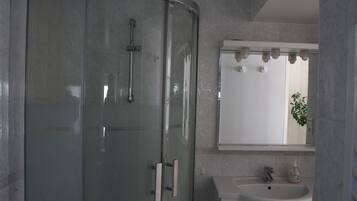 Douche, sèche-cheveux, serviettes fournies