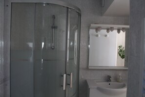 Regadera, secadora de cabello, toallas 