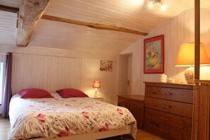 1 bedroom, iron/ironing board, free WiFi, bed sheets - Small Charentaise house with garden. Calm and relaxation guaranteed (Thaims)