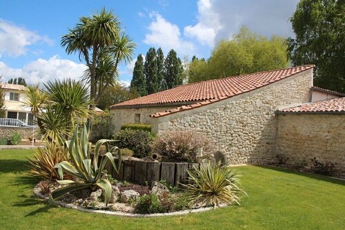 Small Charentaise house with garden. Calm and relaxation guaranteed
