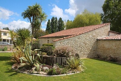 Small Charentaise house with garden. Calm and relaxation guaranteed