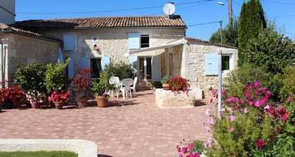 Petite maison Charentaise avec jardin.
Calme et détente assurés