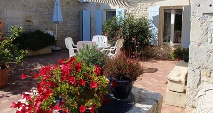 Small Charentaise house with garden. Calm and relaxation guaranteed