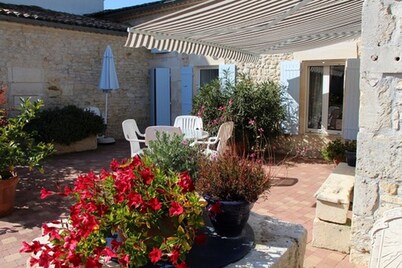 Small Charentaise house with garden. Calm and relaxation guaranteed