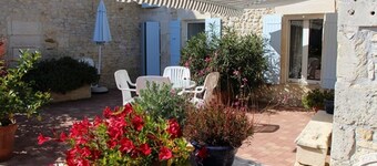 Small Charentaise house with garden. Calm and relaxation guaranteed